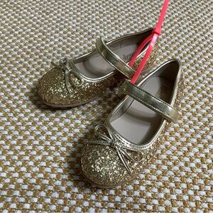 Girls Gold Glitter Dress Shoes with Velcro Strap size 10 toddler girls.